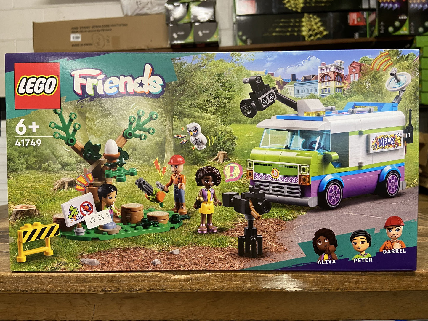 41749 NEWSROOM VAN 6+